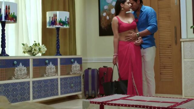 तडपमधील दिल्ली अभिनेत्री शायनी दीक्षितचा हॉट सेक्स सीन