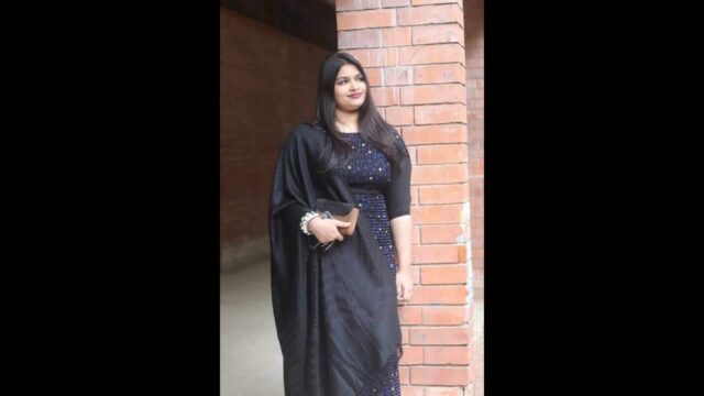 ऑफिसमध्ये तिच्या बॉसकडून ब्लोजॉबचा आनंद घेत सुंदर सेक्रेटरी