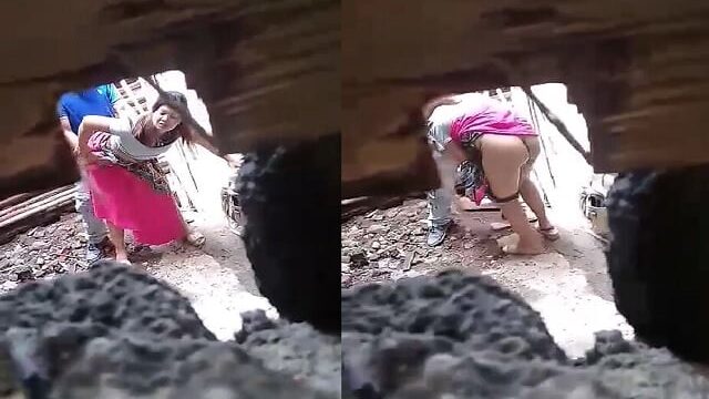 Desi lover standing xvideo caught outdoor cam sex