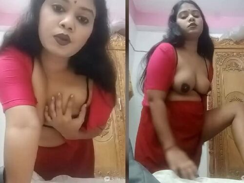 Striptease bhabhi in saree fingering her horny black pussy porn