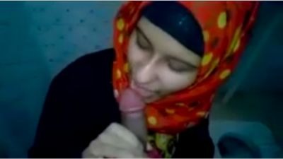 Lahore xxx Hijabi girl gives Pakistani blowjob to her bf